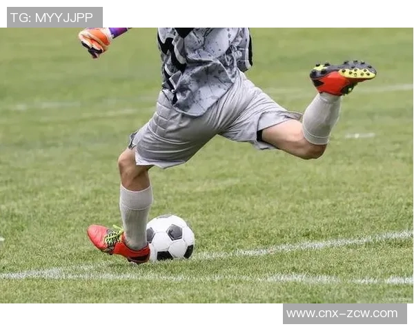 足球发球规则详解及注意事项让你轻松掌握比赛中的发球技巧与策略 足球发球规则详解及注意事项让你轻松掌握比赛中的发球技巧与策略