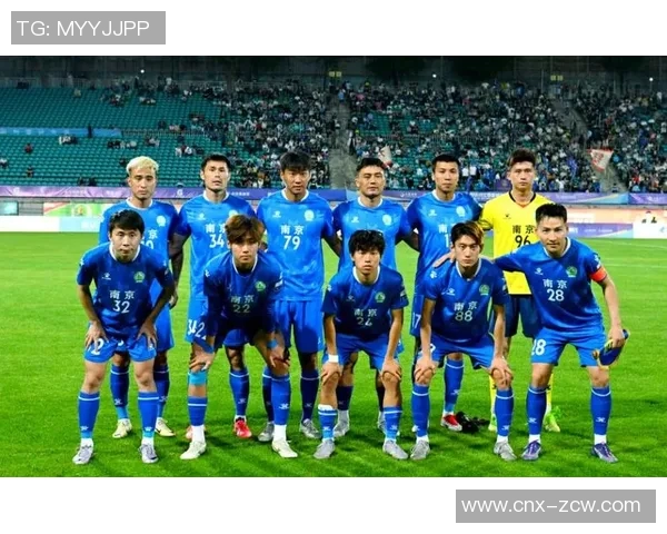 蓝色球衣的足球队在赛场上展现团结与拼搏精神的精彩瞬间 蓝色球衣的足球队在赛场上展现团结与拼搏精神的精彩瞬间